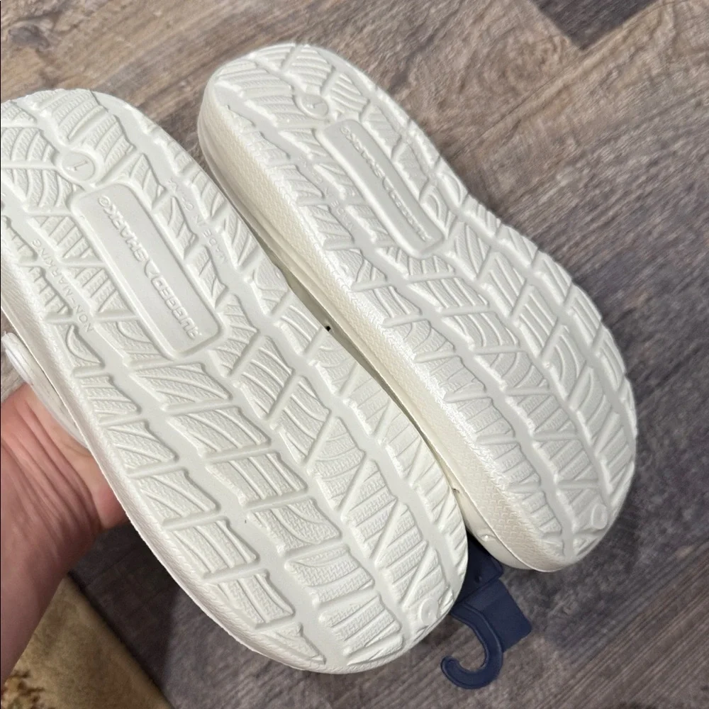 Rugged Shark Kids white Clogs